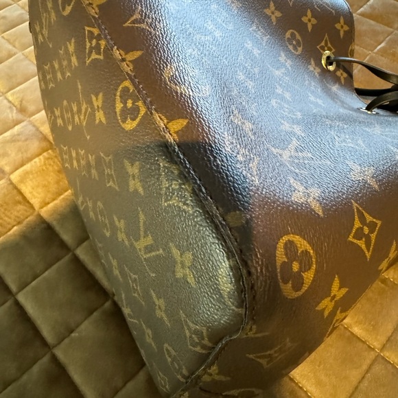 Like new LV purse. Smoke free and pet free home. Carried less than 5 times. - Picture 6 of 8